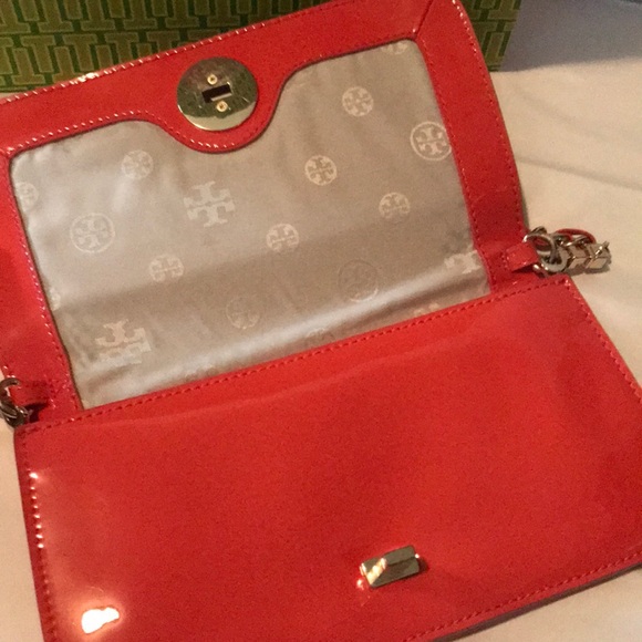 Tory Burch Orange crossbody patent leather bag. - Picture 3 of 3